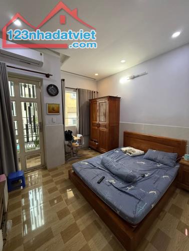 HXH Lạc Long Quân, P.10, Tân Bình, DT: 4 X 12m, Bốn tầng, giá 6 tỷ 9. - 2