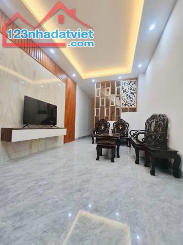 Bán nhà phân lô Hoàng Mai - mặt ngõ rộng thông oto chạy , dt 38M * 4T giá 7.35 tỷ SĐCC