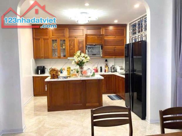 NHÀ ĐẸP PHỐ THÁI THỊNH - ĐỐNG ĐA - 39M2 - 5 TẦNG - MẶT TIỀN RỘNG - VỊ TRÍ NHIỀU TIỆN ÍCH - - 1