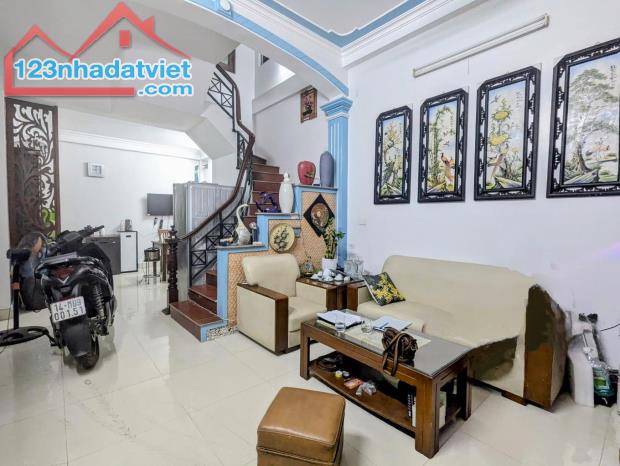 Bán nhà bị trí đẹp , dân tự xây chắc chắn , lô góc kiên cố - Long Biên - 1