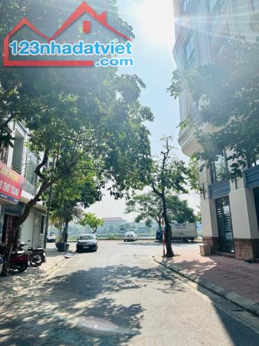 Đất đấu giá phố Cổ Linh, 3 Ôtô tránh, Vỉa hè 2 bên, View hồ, Full Tiện Ích.