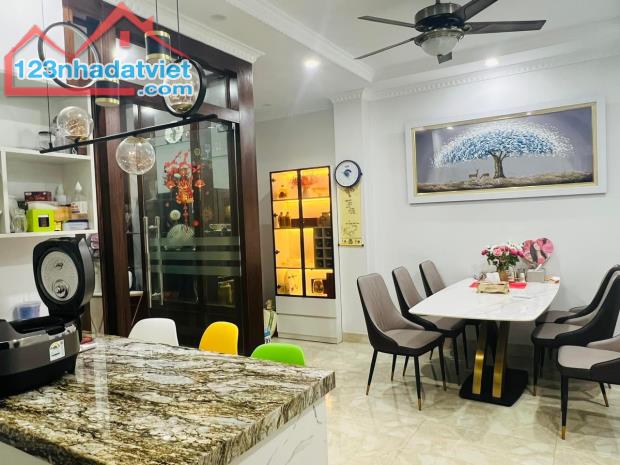 MẶT NGÕ HOÀNG QUỐC VIỆT - PHÂN LÔ ÔTÔ 7 CHỖ NGỦ TRONG NHÀ - GIÁ 22 TỶ - 2
