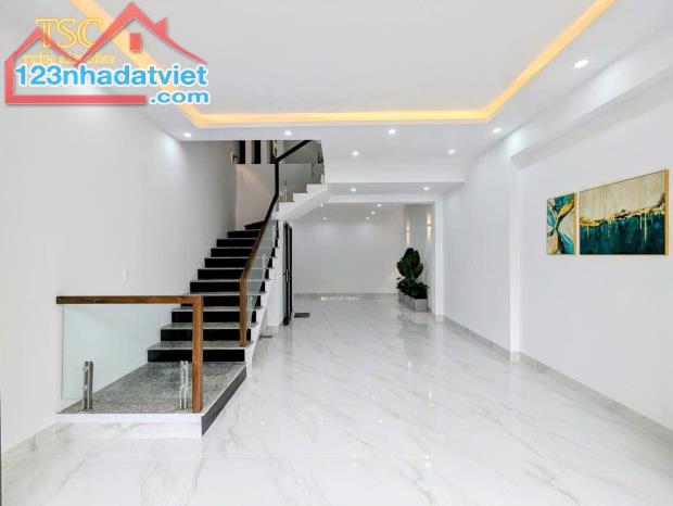 Nhà mặt đường Nam Pháp, 55m 4 tầng,, Giá 5.75 tỉ, đối diện nhà thờ