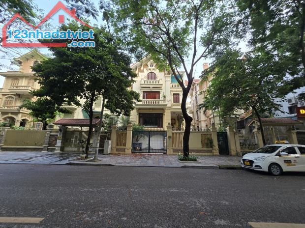 Độc nhất biệt thự bán đảo Linh Đàm có hồ điều hòa, DT 254m2, 10 phòng ngủ, giá chỉ 5x tỷ