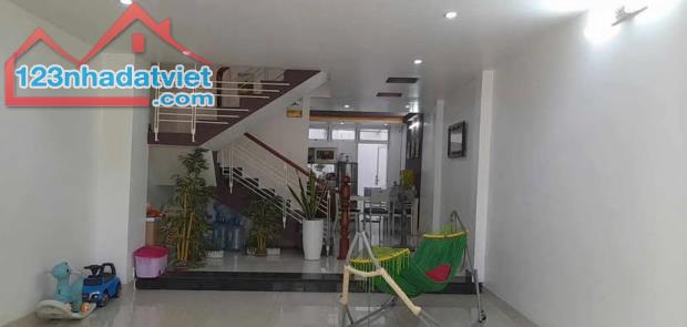 CHỦ CẦN TIỀN BÁN GẤP NHÀ HẺM XE HƠI, 1 TRÊT, 1 LỮNG, 3 LẦU, 5,6M x 17,3M, GIÁ 11 TỶ CÒN TL - 3
