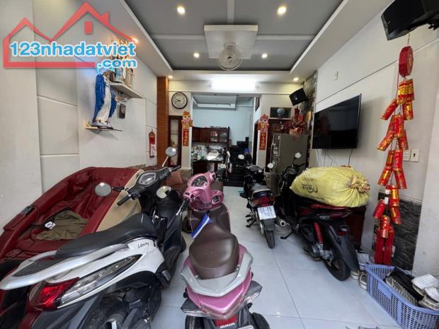 TT QUẬN 12 GIÁP GV,TB - NHÀ MỚI Ở NGAY - 33M2 (4x8) 2 TẦNG 2PN - HẺM XE HƠI SÁT NHÀ - 2
