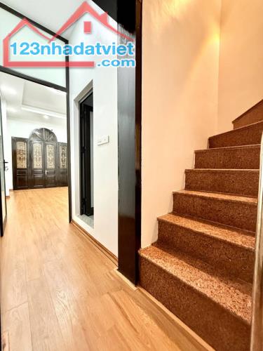 Cần bán nhà đẹp tại Văn Chương TT Đống Đa, khách mua chỉ xách Vali về ở DT38m, 5T hơn 6 tỷ