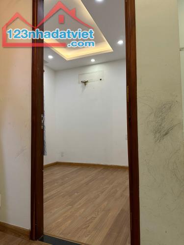Chính chủ cần bán căn hộ 312 Lạc Long Quân, Quận 11, 70m2, 2PN, 2.835 tỷ, có sổ hồng.