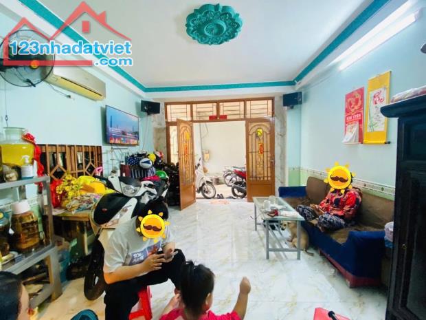 Nhà ĐẸP 1 ĐỜI CHỦ, Hẻm rộng, Ngang 4.5m 3Tầng 3PN, chỉ hơn 4 tỷ