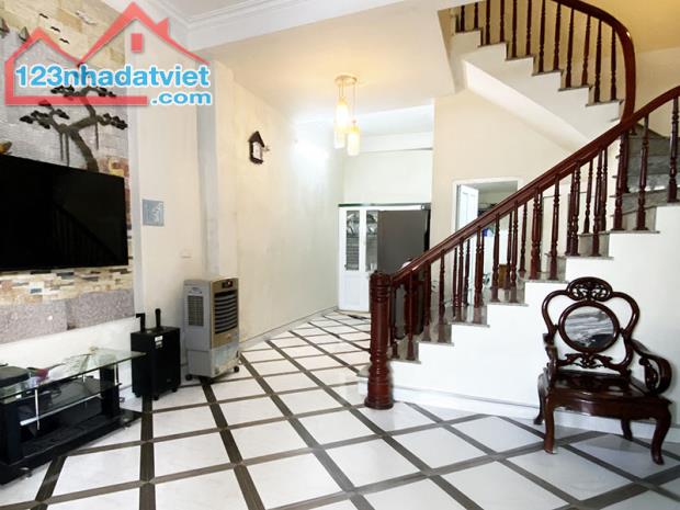 BÁN Nhà 2 tầng Lạc Long Quân  – gần Hồ Tây GIÁ 10TY DT 45m2 LH 083.2865.116