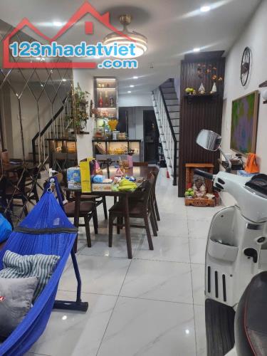 Cần bán căn nhà gần mặt tiền đường Cách Mạng Tháng 8 Quận 3 chỉ 6,6 Tỷ