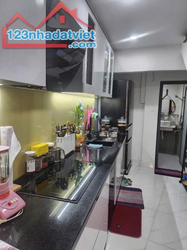 Cần bán căn nhà gần mặt tiền đường Cách Mạng Tháng 8 Quận 3 chỉ 6,6 Tỷ - 1
