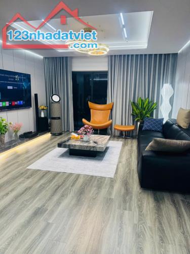 Sky villa 3 ngủ 2 WC 140m2 tòa Diamond Goldmark City nội thất nhập khẩu Châu Âu mới 100%