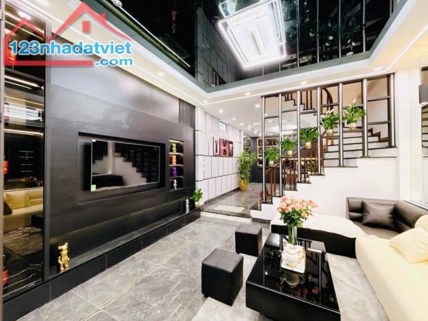 Đại La - Hai Bà Trưng 58m x 4 tầng nội thất tiền tỷ, 15m ra phố giá 9,8 tỷ (CTL)