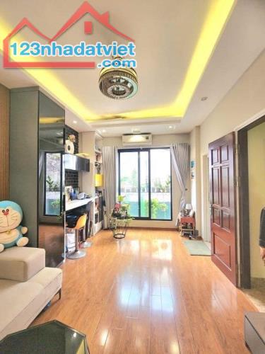 Bán nhà phân lô ô tô tránh phố Hào Nam 40m, 5 tầng mặt tiền 3,8m