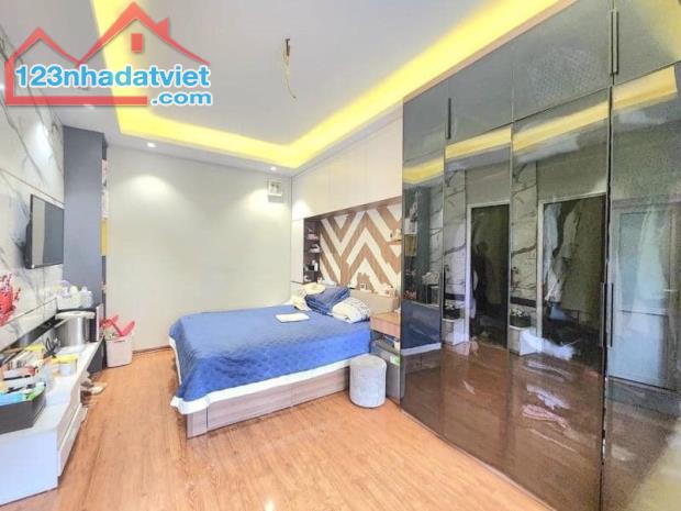 Bán nhà phân lô ô tô tránh phố Hào Nam 40m, 5 tầng mặt tiền 3,8m - 2