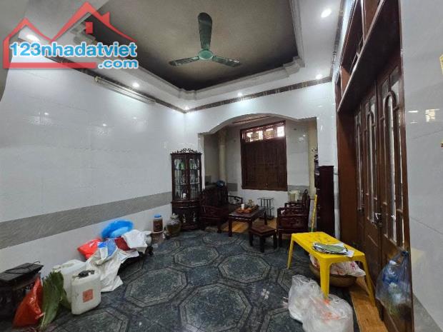 Bán nhà An Dương Vương dt 56m 3 tầng  8.8m mặt tiền giá 12 tỷ xíu Tây Hồ - 1