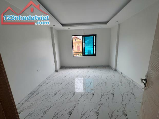 Bán Gấp nhà liền kề 3 tầng Mới xây đẹp, full nội thất , oto vào tận đất Quốc Oai. - 3