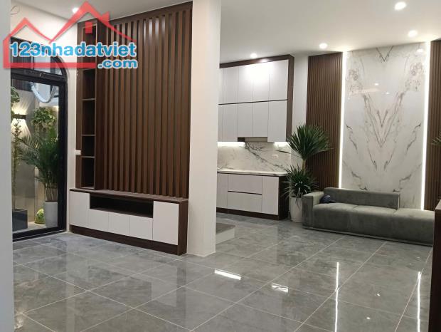 Hạ 1 tỷ nhà 50m ra phố Lạc Long Quân Cầu Giấy ngõ to thông 5T 48m2 MT 5.2m đủ nội thất