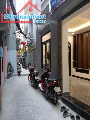 Hạ 1 tỷ nhà 50m ra phố Lạc Long Quân Cầu Giấy ngõ to thông 5T 48m2 MT 5.2m đủ nội thất - 1