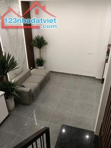 Hạ 1 tỷ nhà 50m ra phố Lạc Long Quân Cầu Giấy ngõ to thông 5T 48m2 MT 5.2m đủ nội thất - 2