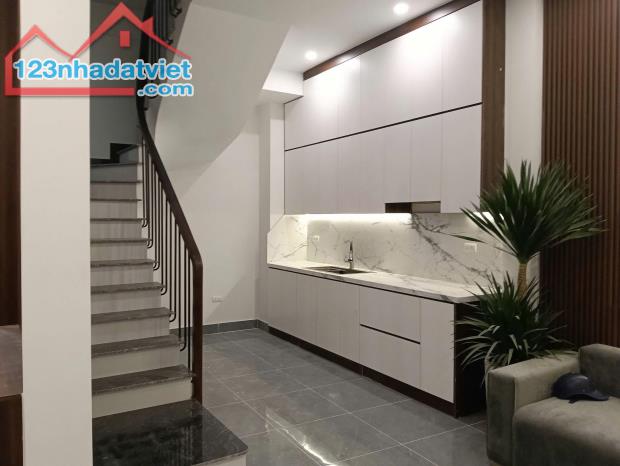Hạ 1 tỷ nhà 50m ra phố Lạc Long Quân Cầu Giấy ngõ to thông 5T 48m2 MT 5.2m đủ nội thất - 3