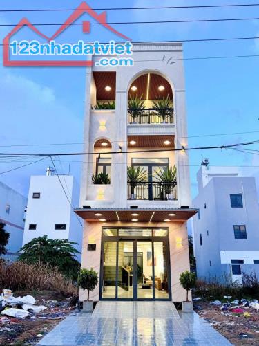 NHÀ PHỐ 1 TRỆT 2 LẦU - TRỤC CHÍNH ĐƯỜNG D1 KDC HỒNG LOAN