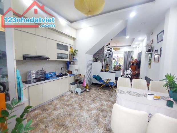 Nhà Đẹp - Hẻm xe hơi 6m - Kế Lê Văn Việt - Sổ nở hậu tài lộc - Hoàn công đủ - Chỉ 5 tỷ - 4
