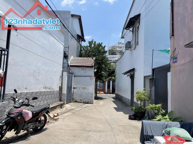 Nhà mới-Ngay Lê Văn Việt-Hẻm xe hơi-Cạnh ĐH TCMKT- Sổ vuông vức hoàn công đủ- Chỉ 4.75 tỷ