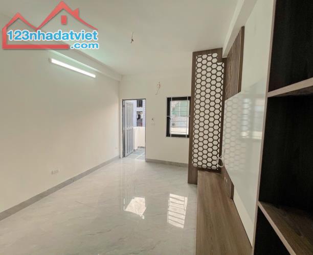 BÁN NHÀ MỚI TINH - HOÀNG VĂN THỤ, HOÀNG MAI - THANG MÁY - 3 BƯỚC RA Ô TÔ TRÁNH 	•	DT: 34/3 - 3