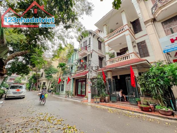 Bán nhà Đại Kim, 80m2, lô góc, 2 mặt đường ô tô tránh. Nhà đẹp ở ngay