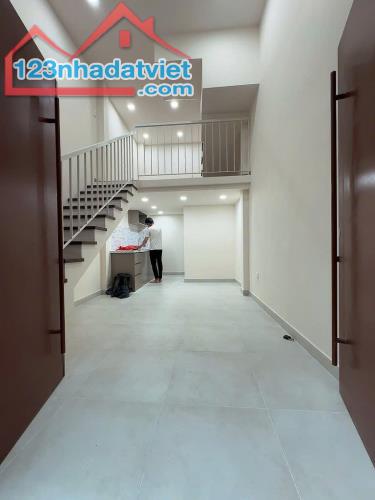 Nhà xinh sát mặt tiền trung tâm Q4
có 3 tỷ