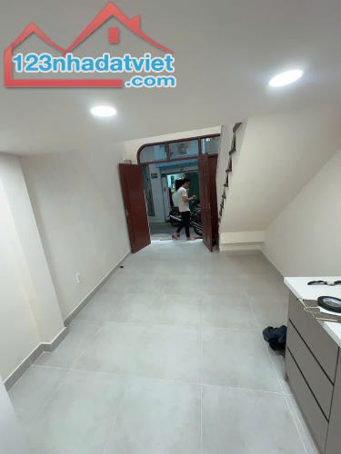 Nhà xinh sát mặt tiền trung tâm Q4
có 3 tỷ - 1