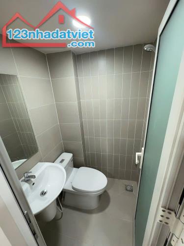 Nhà xinh sát mặt tiền trung tâm Q4
có 3 tỷ - 2