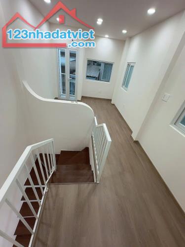 Nhà xinh sát mặt tiền trung tâm Q4
có 3 tỷ - 3