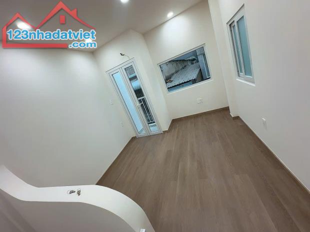 Nhà xinh sát mặt tiền trung tâm Q4
có 3 tỷ - 4