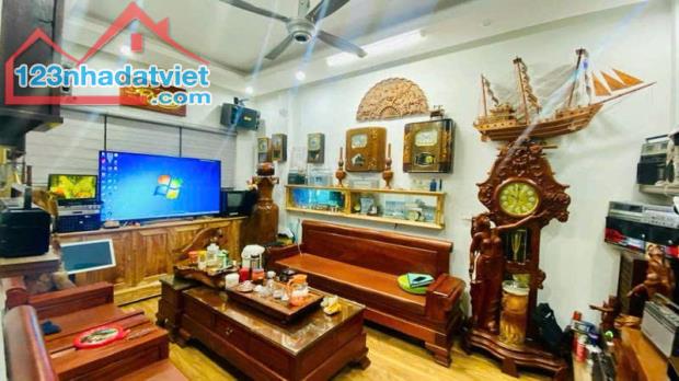 ĐƯỜNG LÁNG - PHÂN LÔ - Ô TÔ VÀO NHÀ -  GẦN PHỐ - NGÕ THÔNG - 50M² NHỈNH 18 TỈ - 4