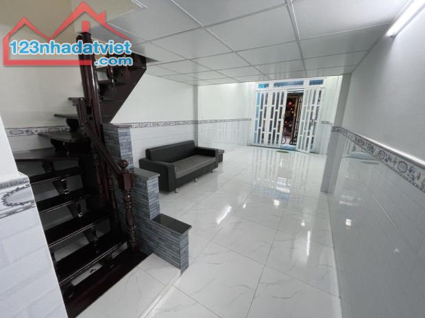 PHƯỜNG 8 TÂN BÌNH - GIÁP TRUNG TÂM Q 10 - HẺM 3.5M THÔNG 958 LẠC LONG QUÂN- 3 TẦNG - 2 - 1