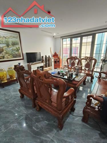 Bán Mặt Phố Bạch Mai 5 tầng 39m2, Mặt tiền Rộng - Kinh Doanh, Vỉa hè đá bóng. Giá Chỉ 18 - 2