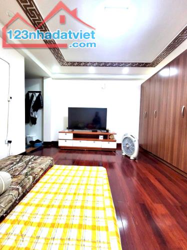HIẾM CÓ - NHÀ PHỐ LONG BIÊN 4 TẦNG ĐẸP NHƯ MƠ - GẦN AEON, CẦU VĨNH TUY CHỈ 200M - 4