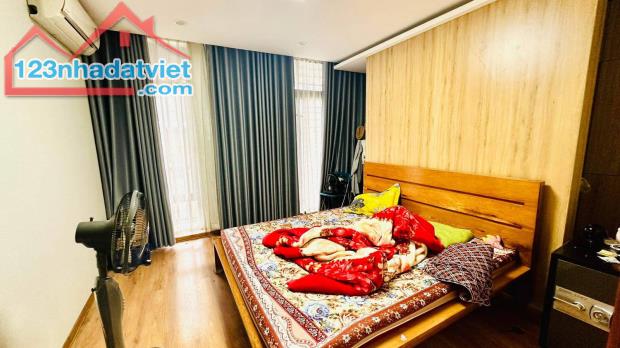 CẦN BÁN GẤP NHÀ MẶT PHỐ NGUYỄN CHÍNH - 2