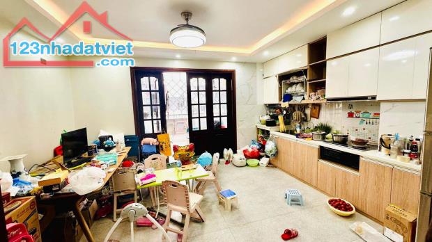 CẦN BÁN GẤP NHÀ MẶT PHỐ NGUYỄN CHÍNH - 5
