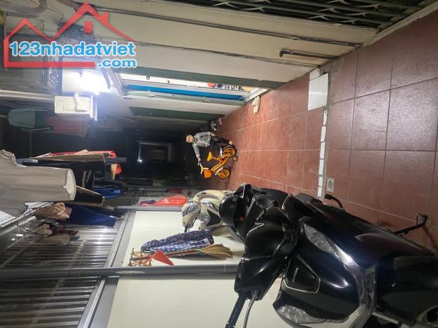 CHÍNH CHỦ CHUYỂN NƠI Ở BÁN GẤP NHÀ 2 TẦNG - Địa chỉ: Vĩnh Hưng, Hoàng Mai - Ngõ rộng thoán