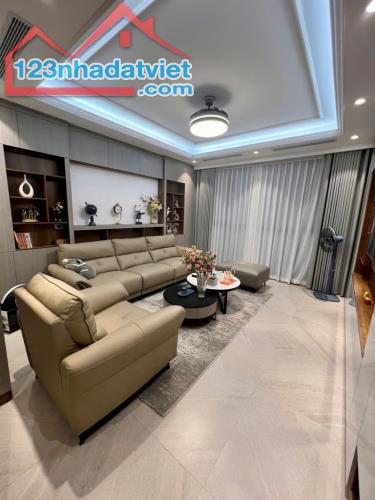 Bán nhà 6 tầng thang máy, ô tô vào nhà phố Nguyễn Chí Thanh, Đống Đa, 54m, 17.5 tỷ