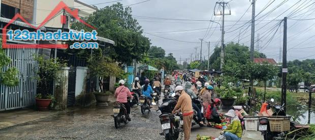 Chính chủ cần bán gấp lô đất kinh doanh buôn bán sầm uất đường 15m trục chính vào KCN - 2