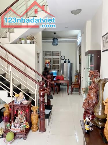 HÀNG THƠM - Nhà 2 lầu ST mặt tiền hẻm 4m Nguyễn Thị Thập, Quận 7 - 1