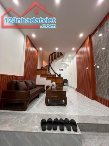 BÁN NHÀ GIÁI PHÓNG, KIM ĐỒNG, Ô TÔ ĐỖ CỬA,DT 40M2, 8.98 TỶ