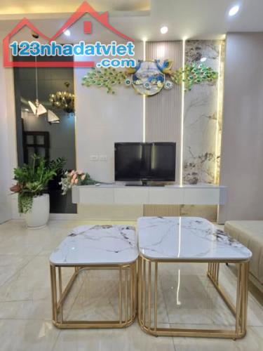 BÁN NHÀ 4 TẦNG MẶT TIỀN CẬN, HẺM XE HƠI 4 Met THÔNG TRẦN HƯNG ĐẠO Q1