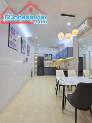 BÁN NHÀ 4 TẦNG MẶT TIỀN CẬN, HẺM XE HƠI 4 Met THÔNG TRẦN HƯNG ĐẠO Q1 - 2