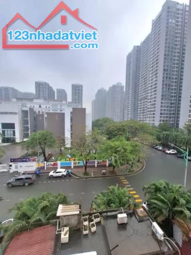 BÁN NHÀ 4 TẦNG MẶT TIỀN CẬN, HẺM XE HƠI 4 Met THÔNG TRẦN HƯNG ĐẠO Q1 - 3